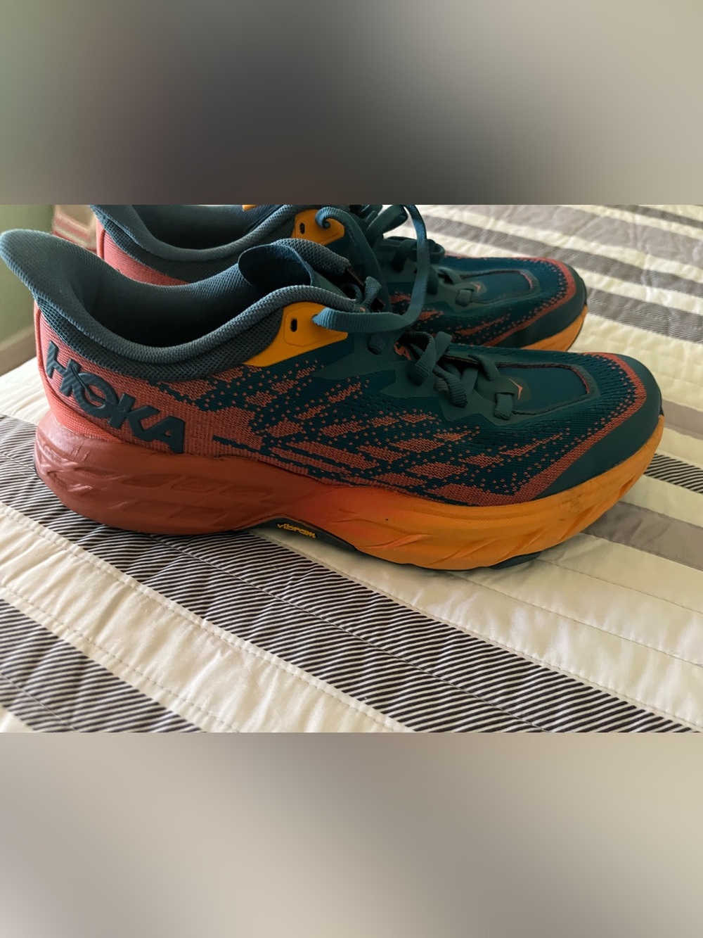 Hoka like new Woman’s Hoka Speedgoat 5 Trail Running Shoes 8